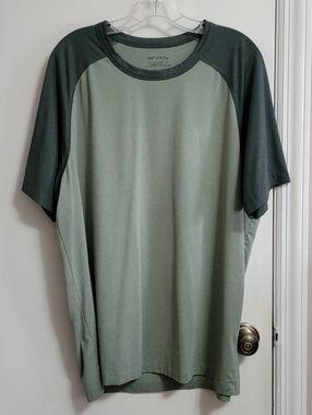 UNTUCKit green short-sleeved T-shirt